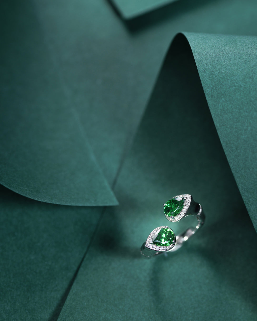 Bamboo Joints Pear Emerald Front-Open Ring